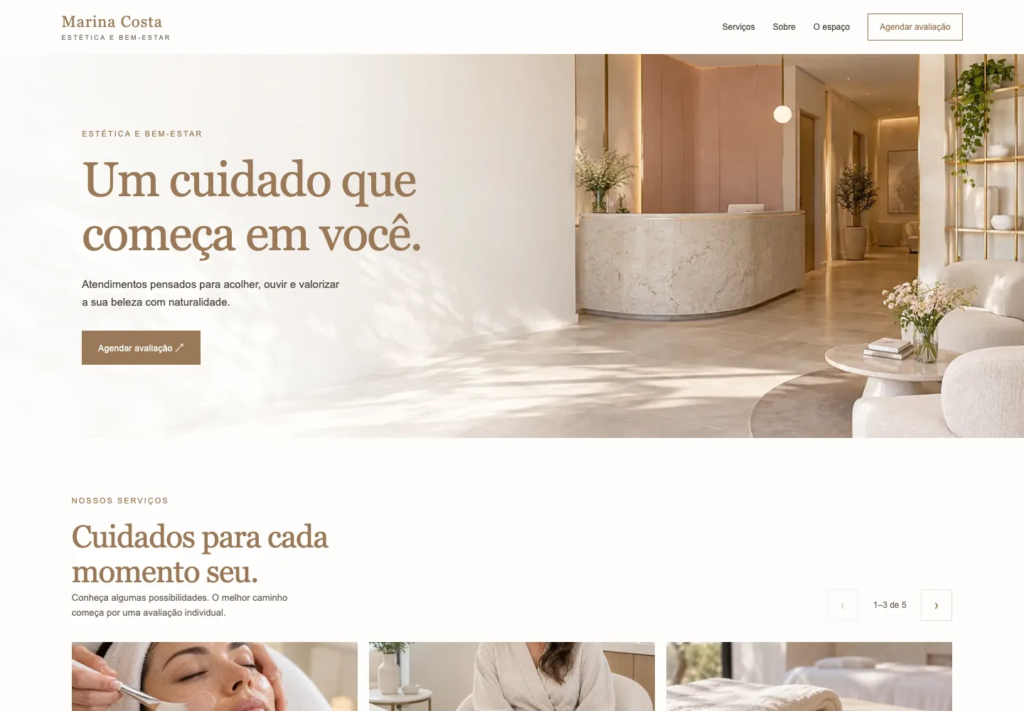 Primeira dobra do site conceito Marina Costa, com fundo claro, chamada sobre cuidado e fotografia de uma clínica de estética acolhedora